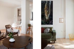 salon z zieloną kanapą i stołem w obiekcie 60 Balconies Art w Madrycie