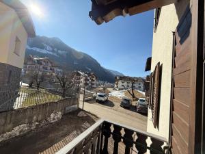 a balcony of a building with a view of a mountain at Appartamento Moena in Moena