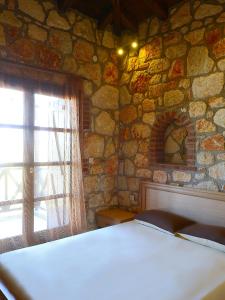 ブアブロウにあるPetrinoの石壁のベッドルーム(ベッド1台、窓付)
