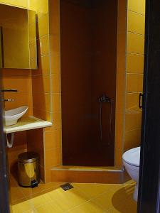 ブアブロウにあるPetrinoのバスルーム(シャワー、トイレ、シンク付)