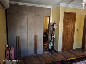 a room with a mirror and a closet at Loay Villa Stella Helipolis in Madīnat aţ Ţalāʼi‘