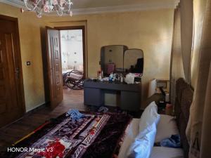 a bedroom with a vanity and a mirror and a bed at Loay Villa Stella Helipolis in Madīnat aţ Ţalāʼi‘