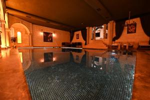 ein Schwimmbad in einem Gebäude mit einem Schwimmbad in der Unterkunft Seraphim Cave Suites & SPA in Ürgüp