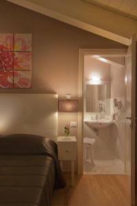 Koupelna v ubytování Hotel Arnolfo & Aqua Laetitia Spa & Beauty
