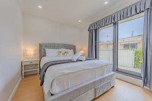 a bedroom with a bed and a large window at Villa Oberon in Oberon