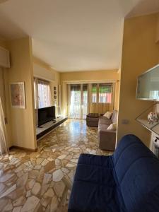 a living room with a couch and a tv at Palma Residence Rapallo by PortofinoVacanze in Rapallo
