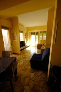 a living room with a couch and a tv at Palma Residence Rapallo by PortofinoVacanze in Rapallo