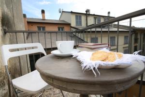 - une petite table avec un bol de nourriture sur le balcon dans l'établissement Chiavari Centro Storico, à Chiavari