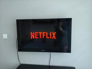 a television with the word netflix on the screen at Industrial Home Vršac in Vršac