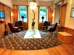 a waiting room with chairs and a sculpture on the floor at Akzent Waldhotel Rheingau in Geisenheim