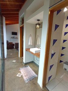 a bathroom with a sink and a mirror at Edicula paixão in Muzambinho +13 photos