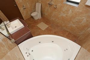 Uma casa de banho em Dahlia Boutique Hotel