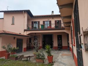 a courtyard of a house with a bench and plants at Corte Meneghina-short stays in Buscate