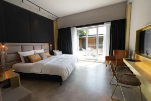 ein Schlafzimmer mit Bett, Schreibtisch und Fernseher in der Unterkunft Scheck Hotel in München + 18 Fotos