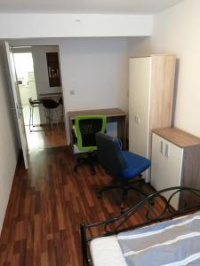 a room with a desk and a chair and a computer at Ela Gar 2 WG Zimmer in Garsten