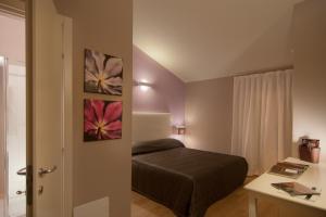 Postel nebo postele na pokoji v ubytování Hotel Arnolfo & Aqua Laetitia Spa & Beauty
