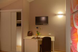 TV a/nebo společenská místnost v ubytování Hotel Arnolfo & Aqua Laetitia Spa & Beauty