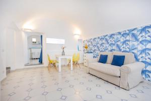 ein Wohnzimmer mit Sofa und Tisch in der Unterkunft To Be Capri in Capri
