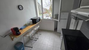 a small kitchen with a counter and a microwave at Appartement proche Lille in Mons-en-Baroeul