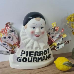 a figurine of a person with a sign on it at Le Citrus - Séjour cosy en plein centre historique in Montaigu-Vendée