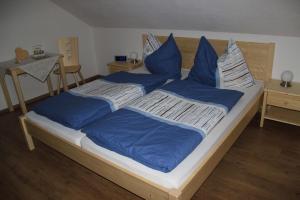 マリアプファルにあるSchröckerhofのベッドルーム1室(青い枕のベッド2台付)