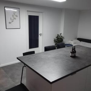 a room with a table and chairs in a room at Möblierte Zimmer in privater Wohnung in Köln Heimersdorf in Cologne