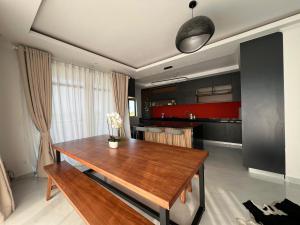 a kitchen with a wooden table in a room at Casa-Pel Villa Grande in Palatswe