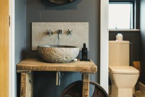 a bathroom with a bowl sink on a table at Apres Ski in Ilkley