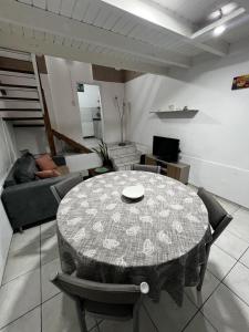 a living room with a table and a couch at Relax en el Centro, Moderno Depto con AC y Estilo in Posadas +6 photos