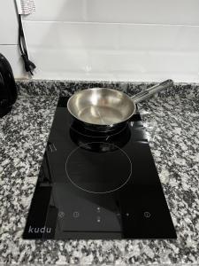a frying pan sitting on top of a stove at Relax en el Centro, Moderno Depto con AC y Estilo in Posadas
