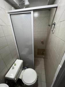 a bathroom with a shower stall and a toilet at Relax en el Centro, Moderno Depto con AC y Estilo in Posadas