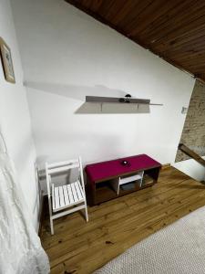 a room with a table and a chair and a bench at Relax en el Centro, Moderno Depto con AC y Estilo in Posadas