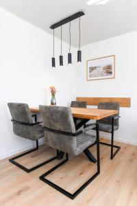 a dining room with a table and chairs at Ferienwohnung Sternstunde in Bensersiel +52 photos