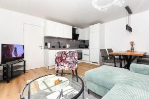 a living room with a couch and a table at Ferienwohnung Sternstunde in Bensersiel