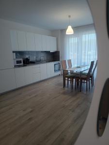 a kitchen and dining room with a table and chairs at Cazare Rasnov cu vedere spre Postavaru in Râşnov