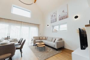 a living room with a couch and a table at Ferienhaus HeimatLay in Mörsdorf