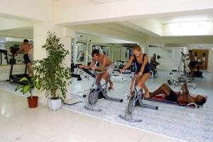 Fitness centrum a/nebo fitness zařízení v ubytování Kissos Hotel