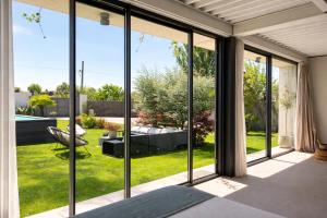 a glass house with a view at Villa de Diseño con Piscina Privada in Pastores