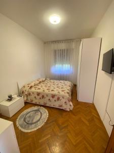 a small bedroom with a bed and a wooden floor at Casa il Giardino in Castiglion Fiorentino