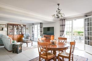 a living room with a table and chairs at Golfetmer in Saint-Jean-de-Luz