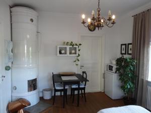 a dining room with a table and a chandelier at Gröna Lena in Sunne