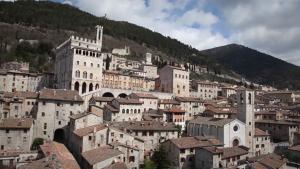 een uitzicht op een stad met een groot gebouw bij Residence Di Via Perugina 22 in Gubbio