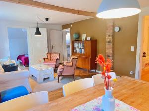 a living room with a table and chairs and a living room at Wendlandhof Lüggau in Dannenberg