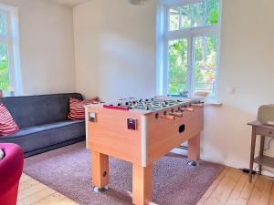 a living room with a large wooden chess board at Wendlandhof Lüggau in Dannenberg