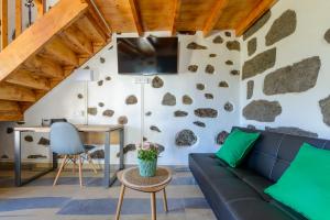 a living room with a couch and a table at Quinta Entre Palmeras - Viviendas Vacacionales in Santa Brígida