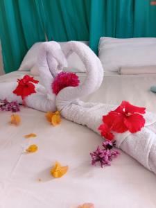 a bed with towels and flowers on it at Hospedagem Terral Beach Canoa Quebrada in Aracati