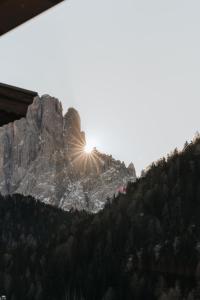 ein Berg, auf den die Sonne scheint in der Unterkunft B&B Hotel Mirabel in St. Ulrich in Gröden