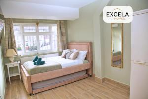 a bedroom with a bed with a mirror and a window at Modern Airport Annexe - Free Parking - Sleeps 4 - Near Luton Airport in Luton