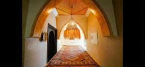 a hallway with an archway with a rug on the floor at Résidence Palmariva Aglou in Tiznit