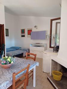 a kitchen and living room with a table and chairs at Casa LeMa in Geremèas